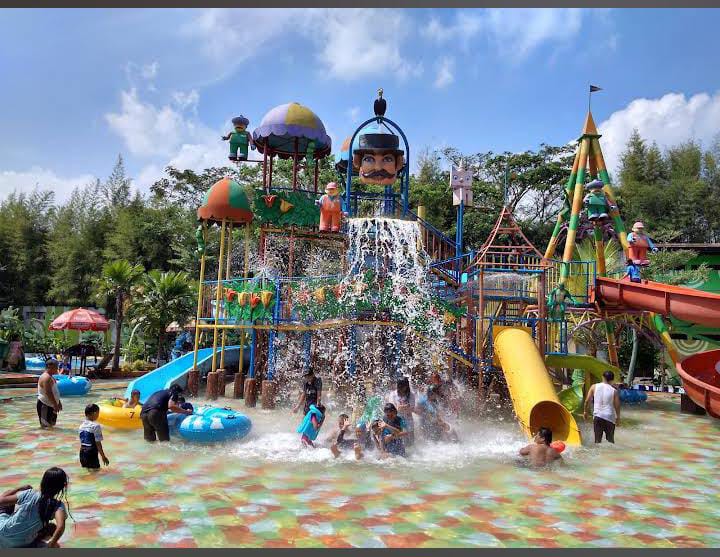Royal Water Adventure jadi salah satu kolam renang di Sukoharjo yang memiliki banyak wahana bermain untuk anak