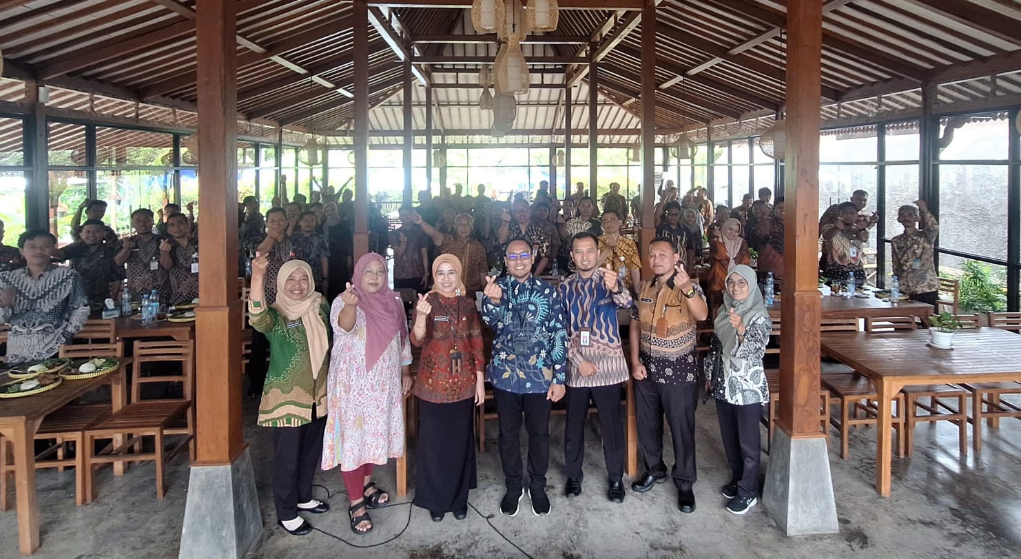 Workshop literasi pasar modal yang diikuti 85 lurah, kepala desa, dan kecamatan se Kabupaten Karanganyar, Kamis (29/5/2025). (Rudi Hartono/Radar Solo)