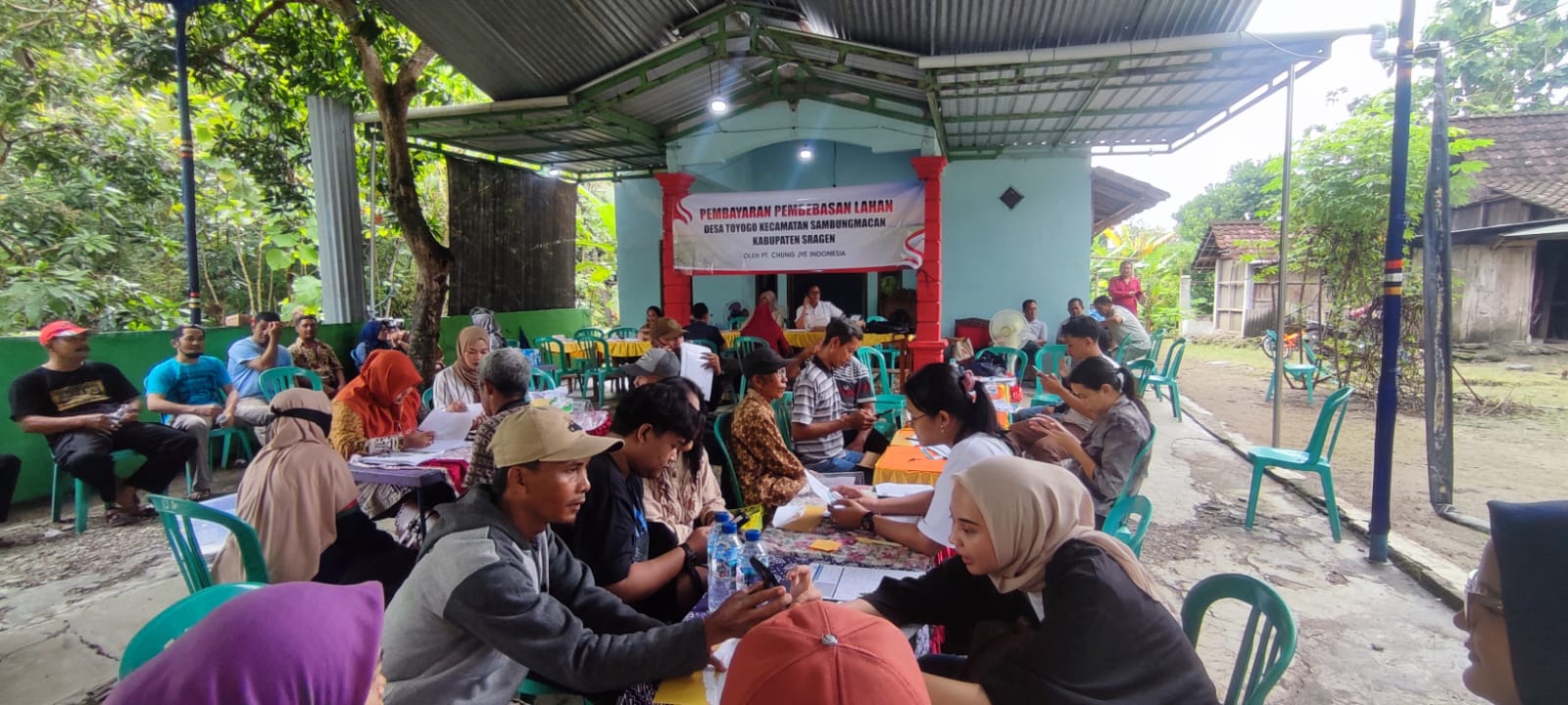 Proses transaksi jual beli lahan di Desa Toyogo dan Banyurip, Kecamatan Sambungmacan, Sragen untuk rencana pembangunan pabrik sepatu, Kamis (29/5/2025). (Ahmad Khairudin/Radar Solo)