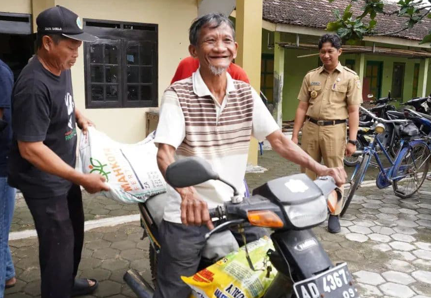 Petani Desa Wonorejo, Polokarto, Sukoharjo terima bantuan pupuk dan benih padi, belum lama ini.