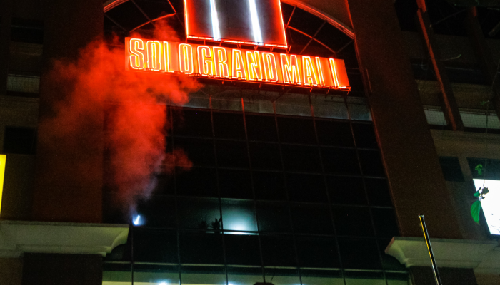Penampakan asap tebal dalam insiden kebakaran di Solo Grand Mall (SGM), Kamis (29/5/2025) malam.