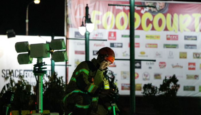 Petugas Damkar Solo diterjunkan dalam kebakaran area foodcourt Solo Grand Mall, Kamis (29/5/2025) malam.