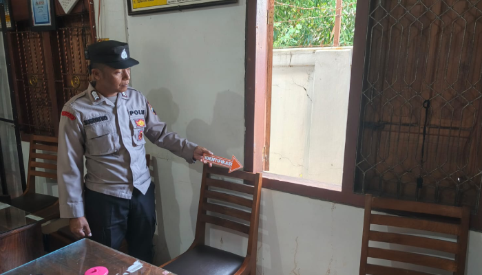Polisi melakukan olah TKP di SDN 1 Sempukerep yang dibobol maling.