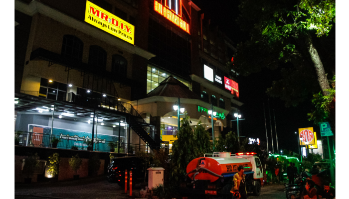 Petugas Damkar Solo langsung terjun ke Solo Grand Mall saat mendapat laporan kebakaran.