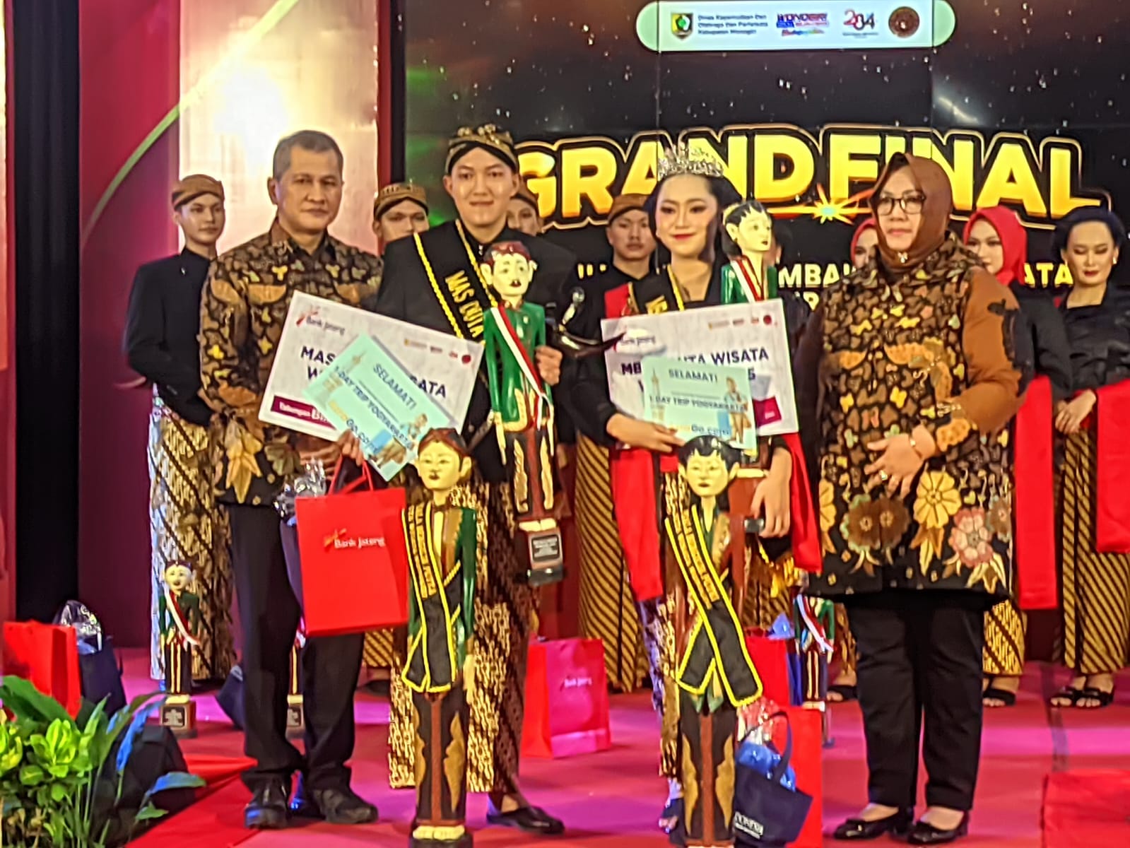Pemenang Duta Wisata Wonogiri 2025 bersama Bupati Wonogiri Setyo Sukarno dan Sri Rahayuningsih Setyo Sukarno Rabu (28/5/2025).