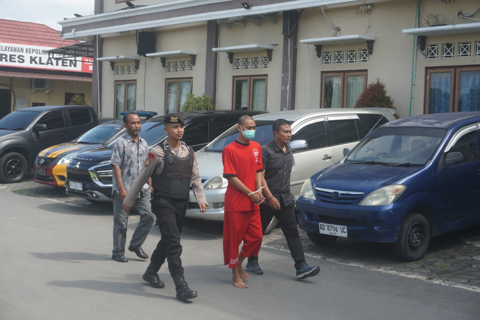 Pemuda asal Bayat, Klaten berinisial NCM, 22 dibekuk Polres Klaten karena menembak temannya sesama anggota perguruan silat dengan airsoft gun. (Angga Purenda/Radar Solo)