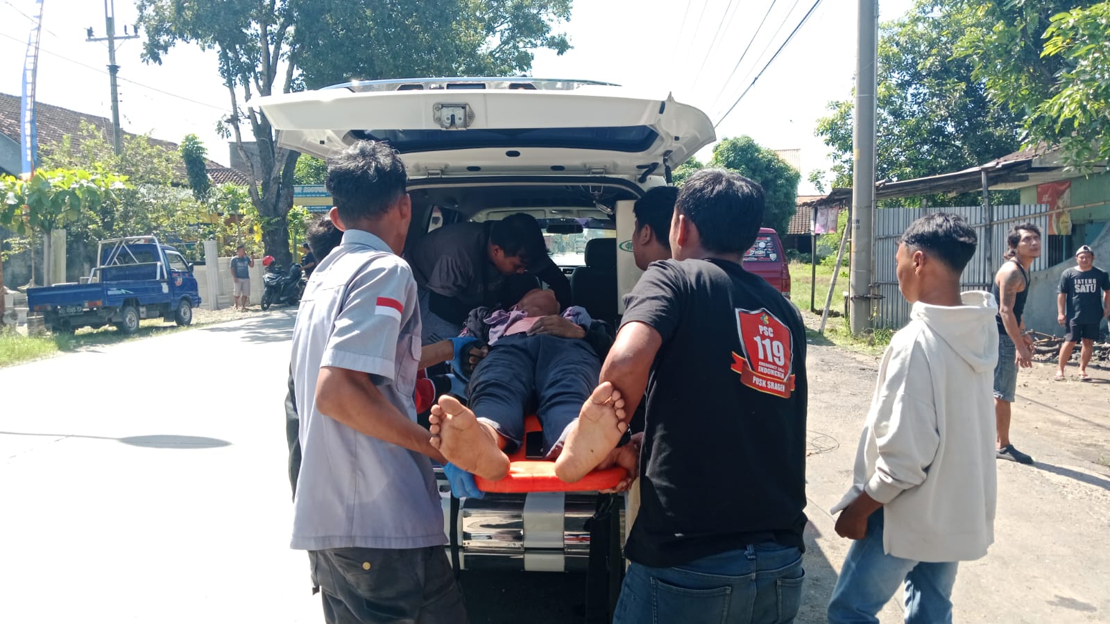 Pekerja dievakuasi usai tersetrum di jalan Ring Road Utara, Kampung Sragen Lor, Kelurahan Nglorog, Kecamatan Sragen. (Dokumentasi PMI Sragen)