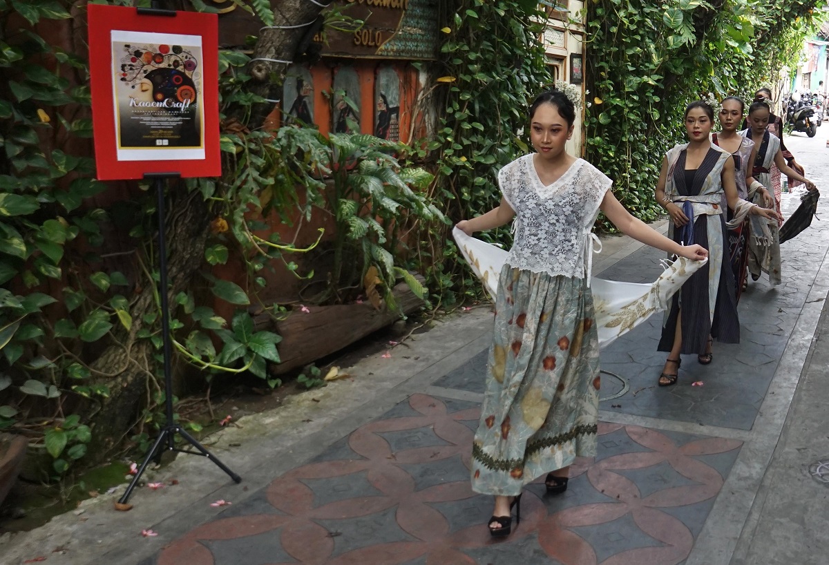 Peragaan busana batik di Kampung Batik Laweyan, Solo.