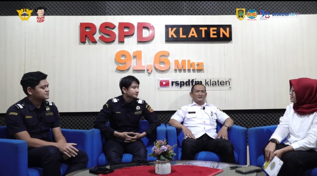 Kabag Perekonomian dan Sumber Daya Alam Klaten Tomisila Adhitama (dua dari kanan) menjelaskan pemanfaatan DBHCHT dalam podcast yang digelar oleh RSPD Klaten.