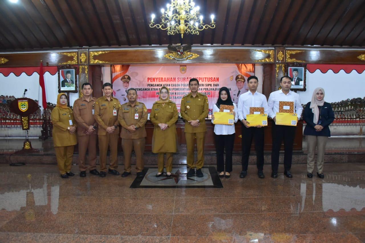 Bupati Sukoharjo Etik Suryani serahkan SK kepada 623 ASN formasi tahun 2024.