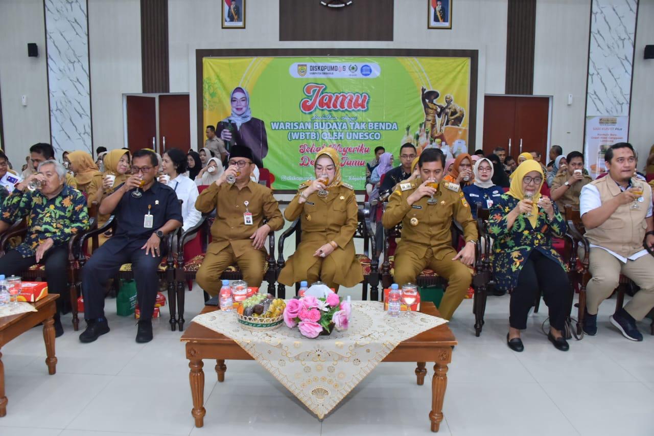 Bupati Sukoharjo Etik Suryani (tengah) bersama Wabup Eko Sapto Purnomo nikmati secangkir jamu dalam peringatan Hari Jamu Nasional ke-17  di Auditorium Menara Wijaya, Selasa (27/5/2025).