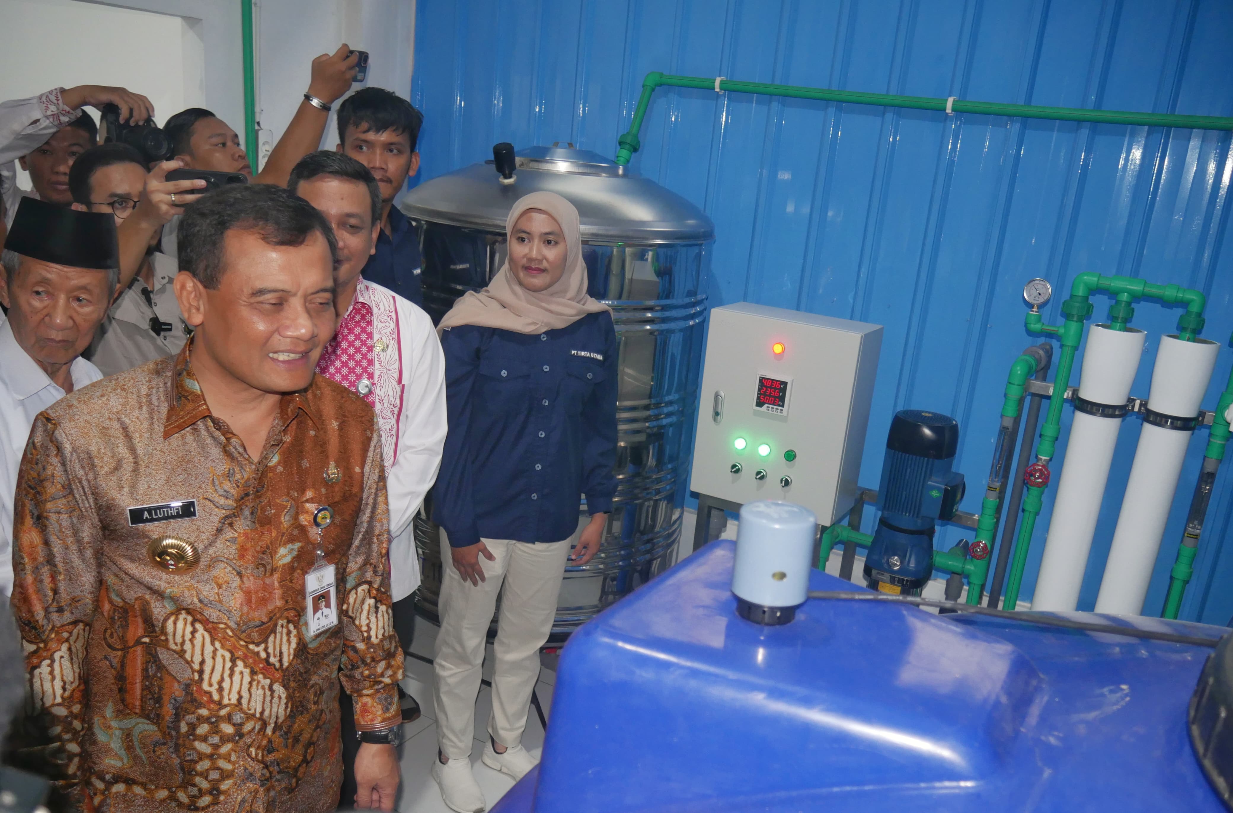 Gubernur Jateng Ahmad Luthfi tinjau alat yang mampu mengubah air payau menjadi air tawar yang layak diminum warga secara gratis. Terobosan ini gandeng kampus Undip.