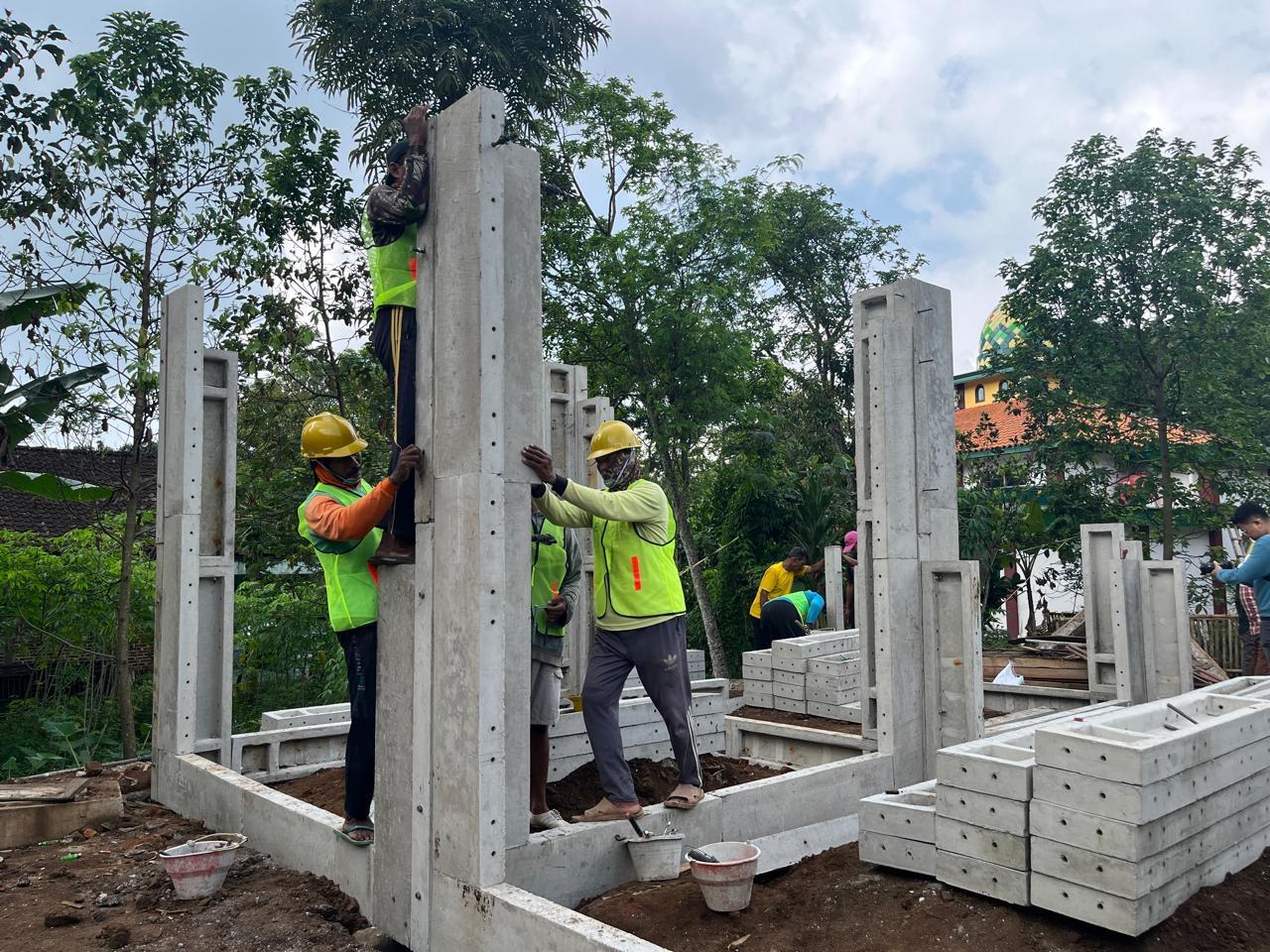 Pekerja mendirikan  rumah sistem panel instan untuk pasangan lansia warga Desa Selodoko, Kecamatan Ampel, Boyolali.
