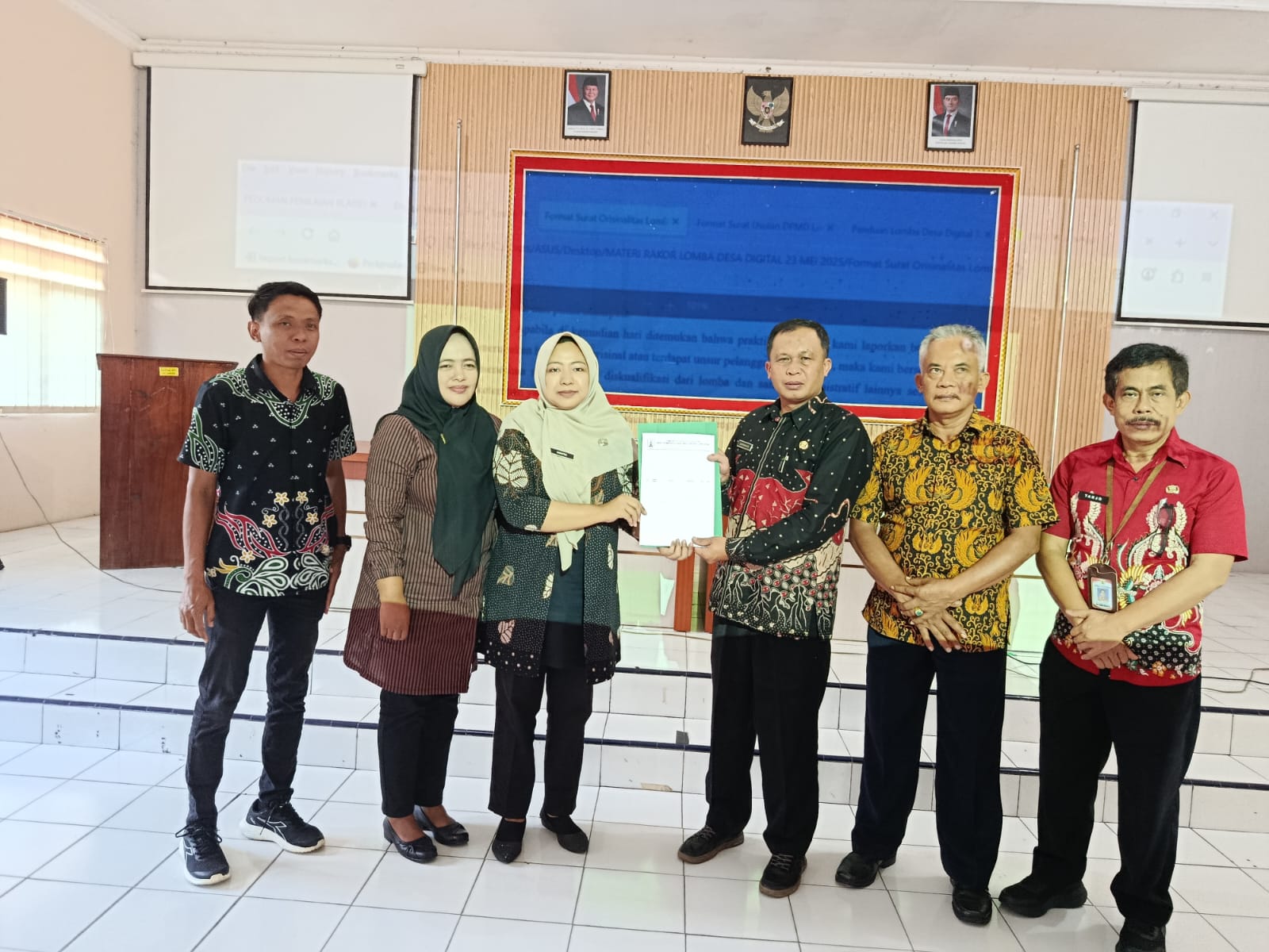 Kades Slogoretno Suparmanto (tiga dari kanan) menerima hasil penilaian Desa Digital tingkat Provinsi Jawa Tengah Tahun 2024.