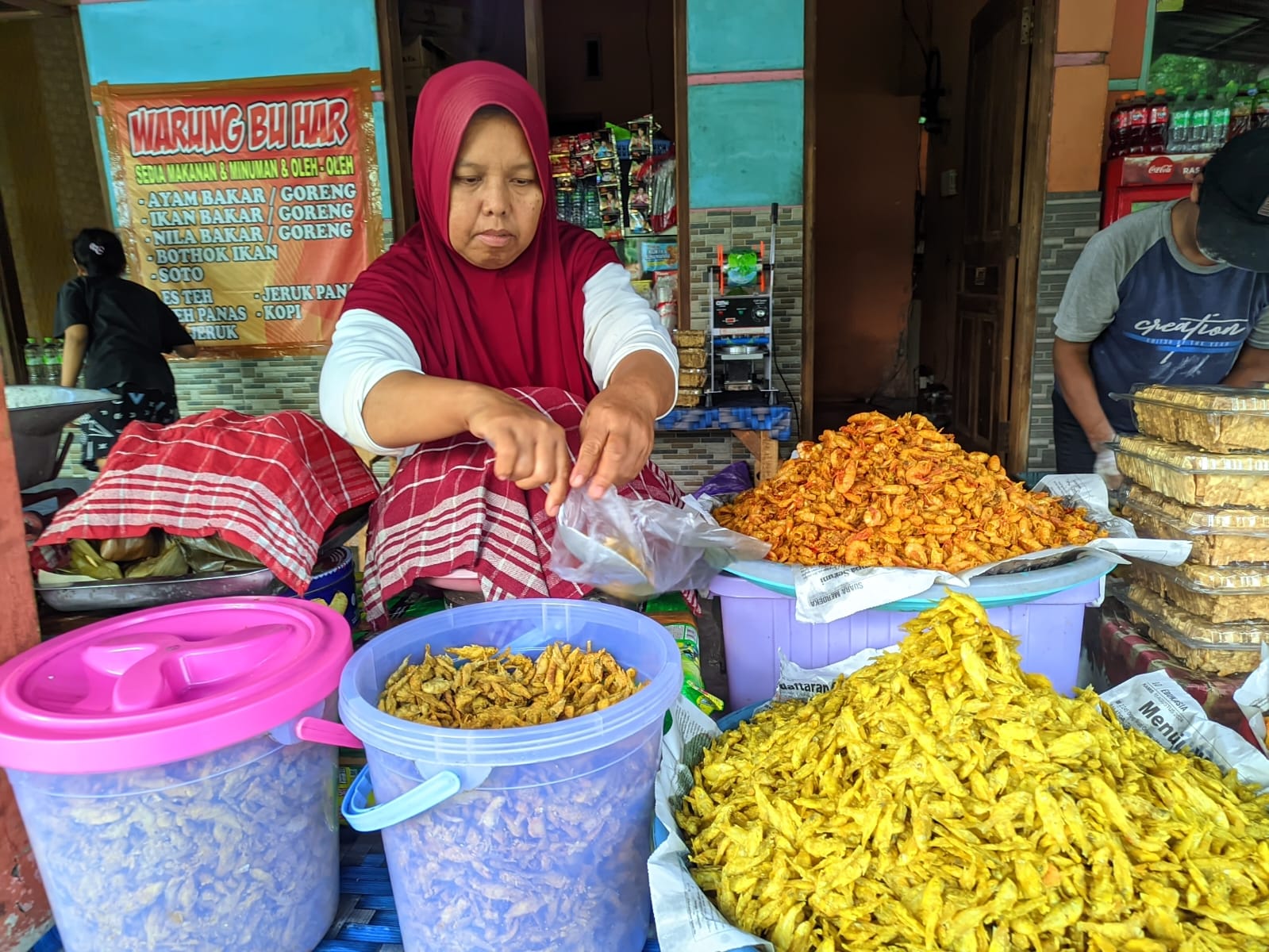 Wader goreng menjadi jujukan wisatawan di Waduk Gajah Mungkur untuk dijadikan buah tangan.