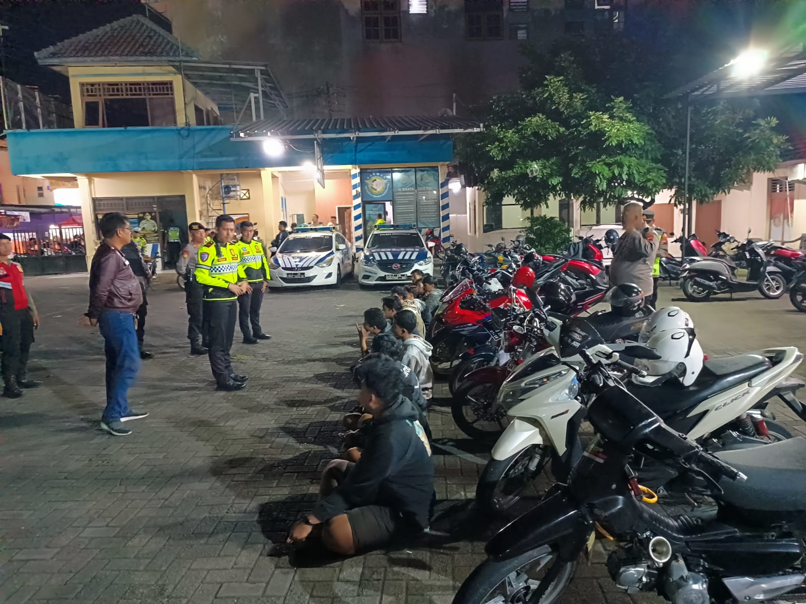 Sepeda motor dan sejumlah pemuda diamankan di sepanjang Jalan A. Yani Kartasura, Sukoharjo, Sabtu (31/5) dini hari.