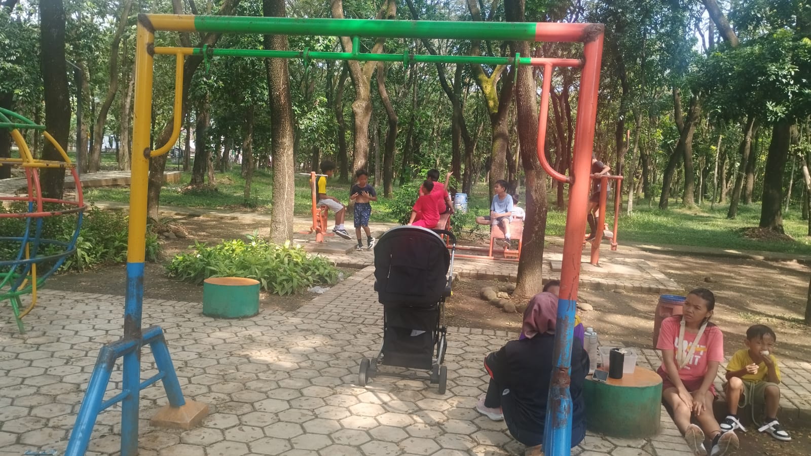 Kondisi wahana bermain salah satu taman kota di Kota Sragen yang memprihatinkan. (Ahmad Khairudin/Radar Solo)