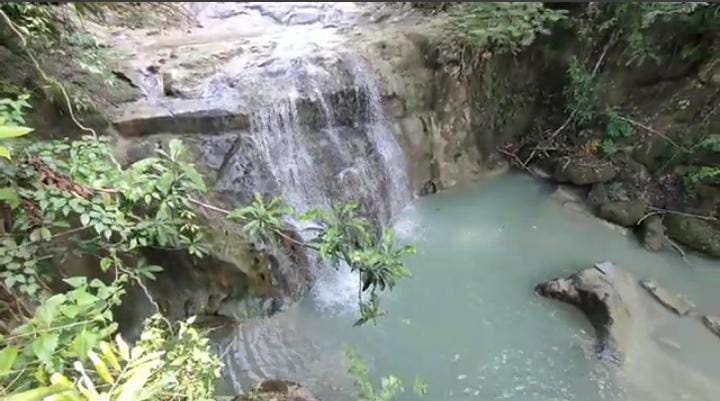 Air Terjun Dung Jengglong Sragen berada di kawasan yang suasananya masih asri.