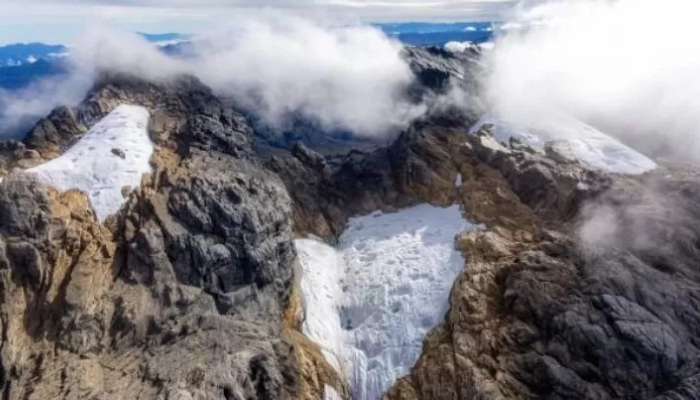 Salju Puncak Jaya Wijaya, Papua Tengah.