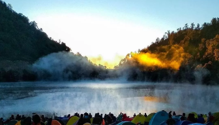Suasana Ranu Kumbolo yang berembun.