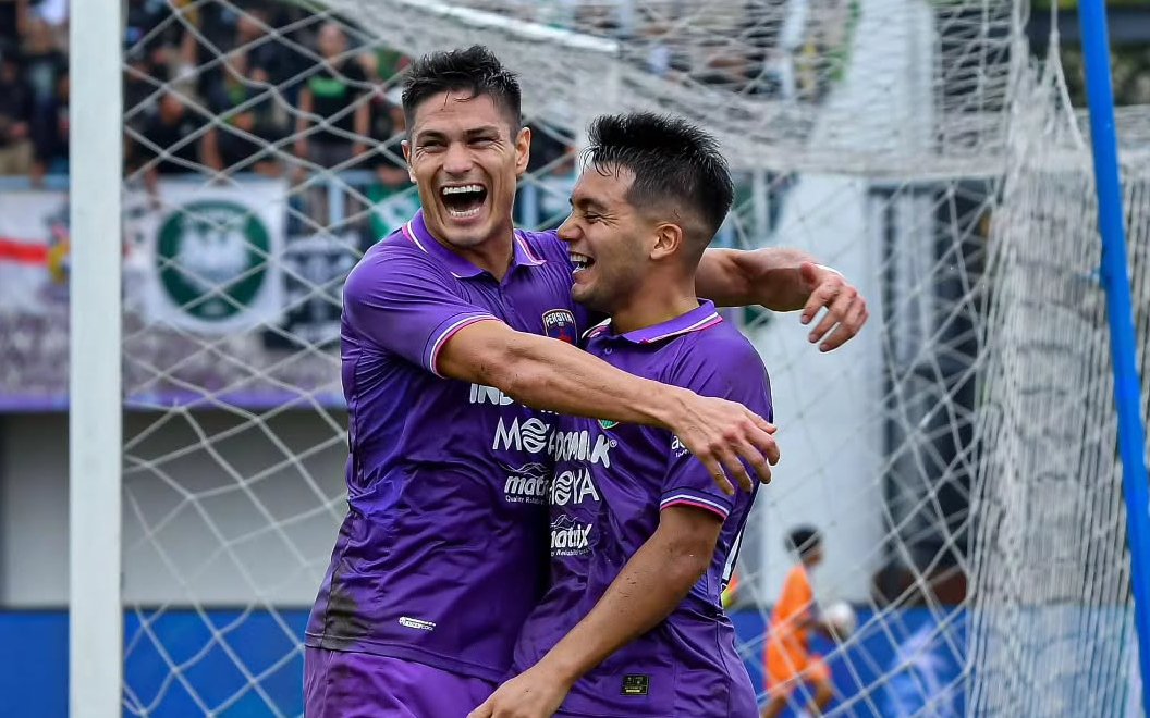 DIINCAR: Ezequiel Vidal (kanan) saat berseragam Persita Tangerang, dua musim lalu.