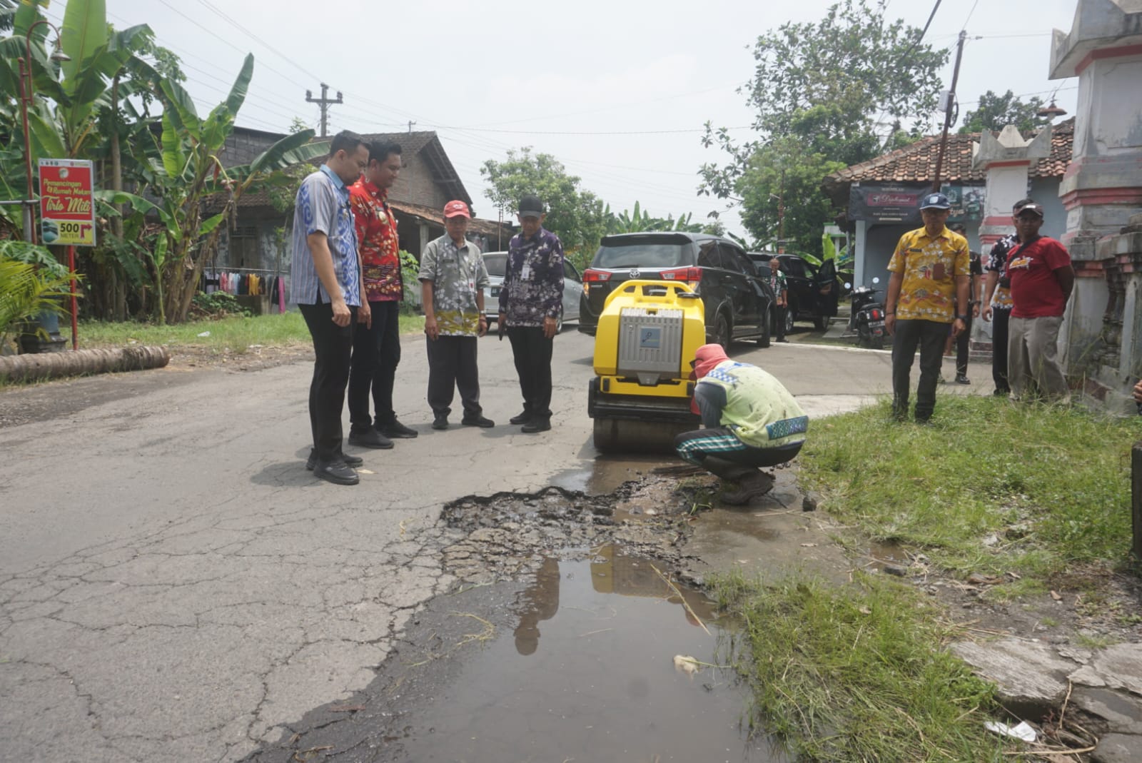 Bupati Klaten Hamenang Wajar Ismoyo dan Wakil Bupati Klaten Benny Indra Ardhianto saat mengecek penambalan jalan di Kecamatan Wedi.