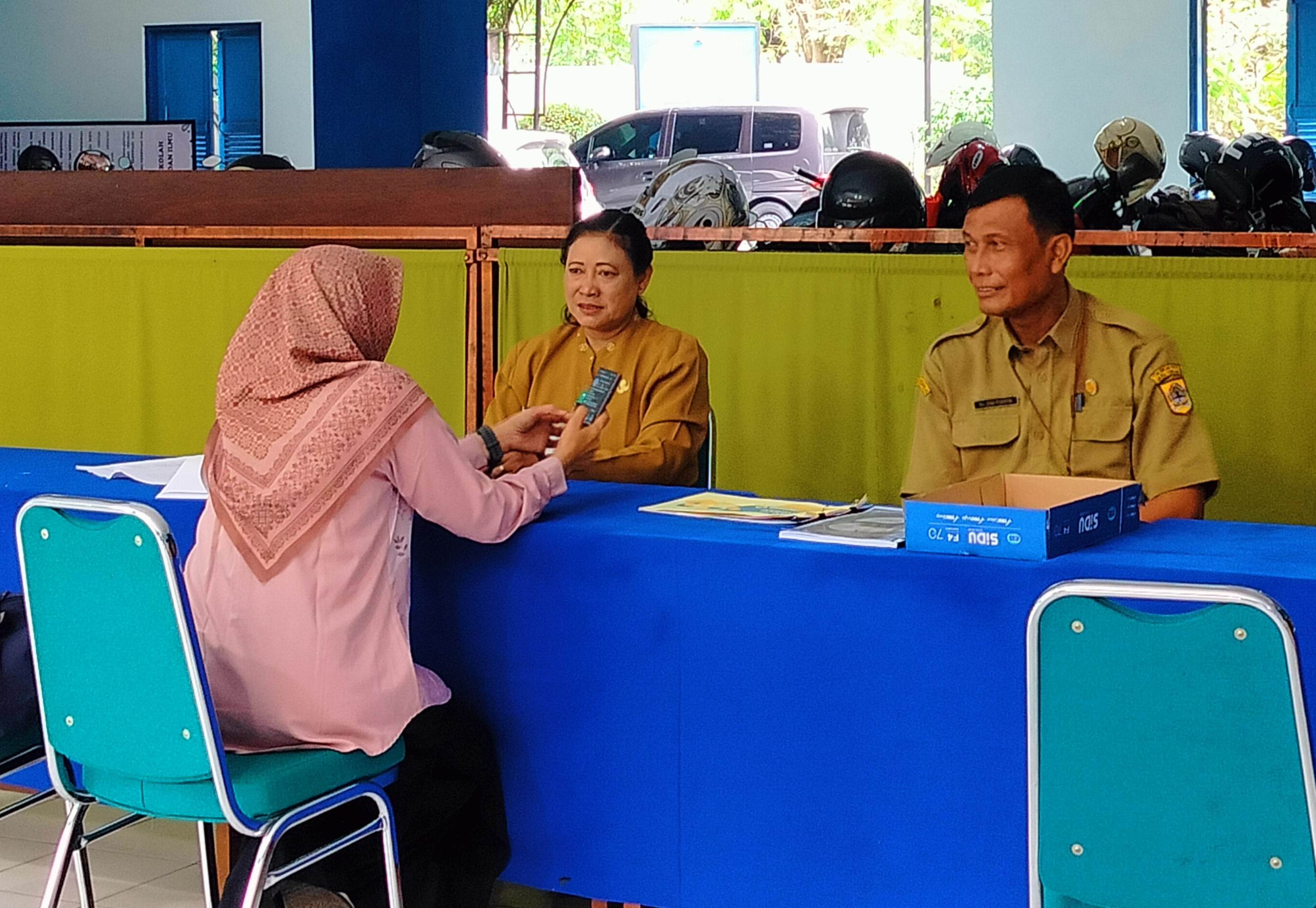 Calon murid baru mencari informasi SPMB di desk SPMB SMAN 4 Solo, Senin (26/5).