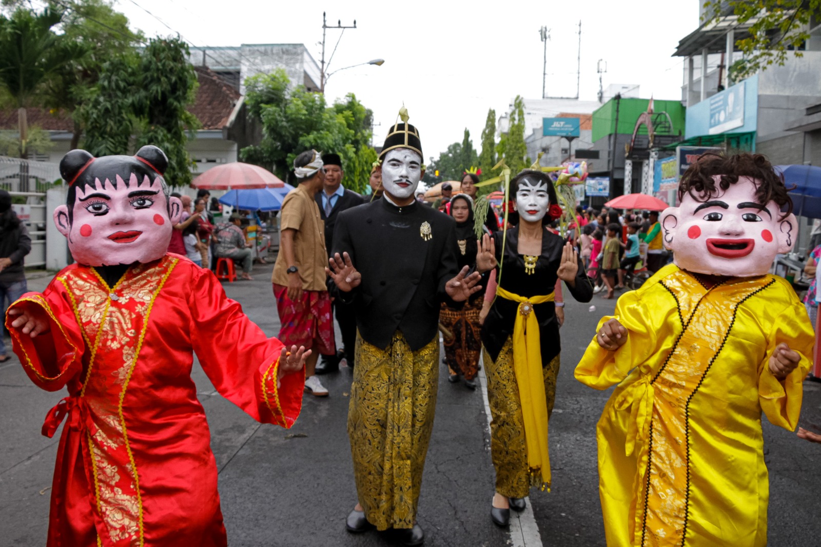 Peserta Kirab Bhinneka Gandekan yang mengusung kolaborasi etnis tionghoa dan budaya Jawa, 1 Juni 2025.