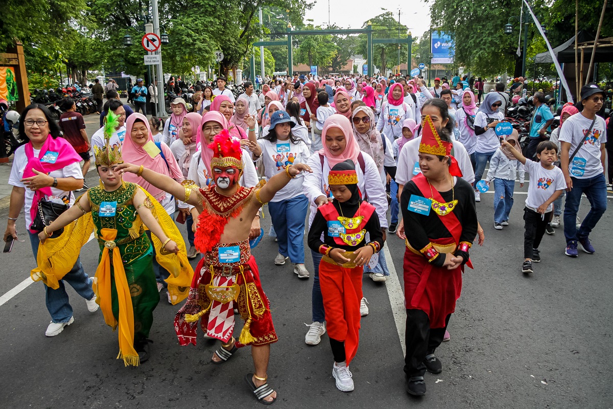 Walk for Autism (WFA) 2025 yang digelar Junior Chamber International (JCI) Solo di Pamedan Pura Mangkunegaran diikuti ratusan peserta, Minggu (1/6/2025).