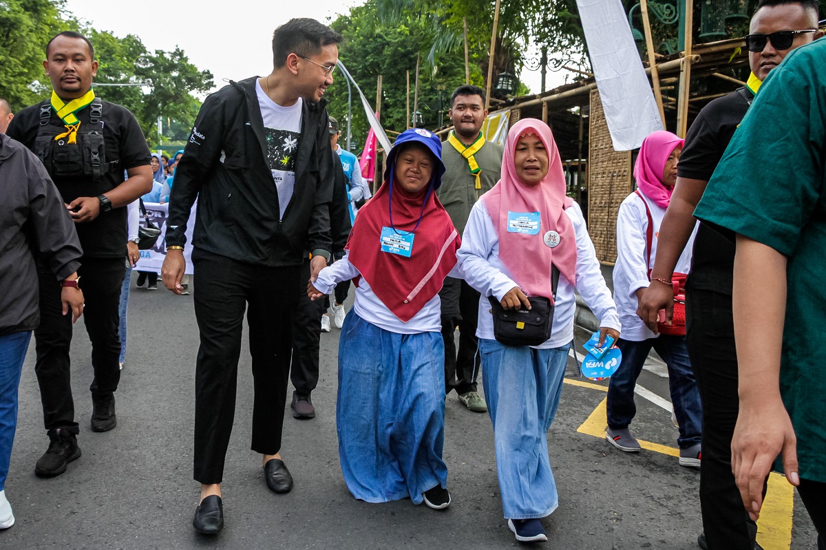 KGPAA Mangkunegara X menggandeng anak berkebutuhan khusus dan ikut berjalan kaki dalam kegiatan Walk for Autism (WFA) 2025.
