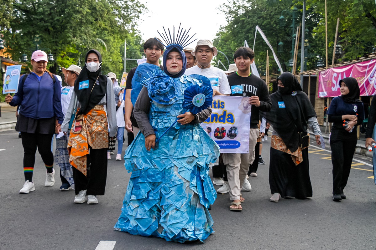 Busana unik meriahkan WFA di Pura Mangkunegaran.