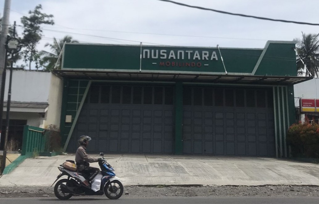 Unit usaha showroom Mobil milik Koperasi Bahana Lintas Nusantara di Jalan Raya Solo-Semarang, Desa Pengging, Boyolali. Kini sudah tidak ada aktifitas di tempat tersebut.