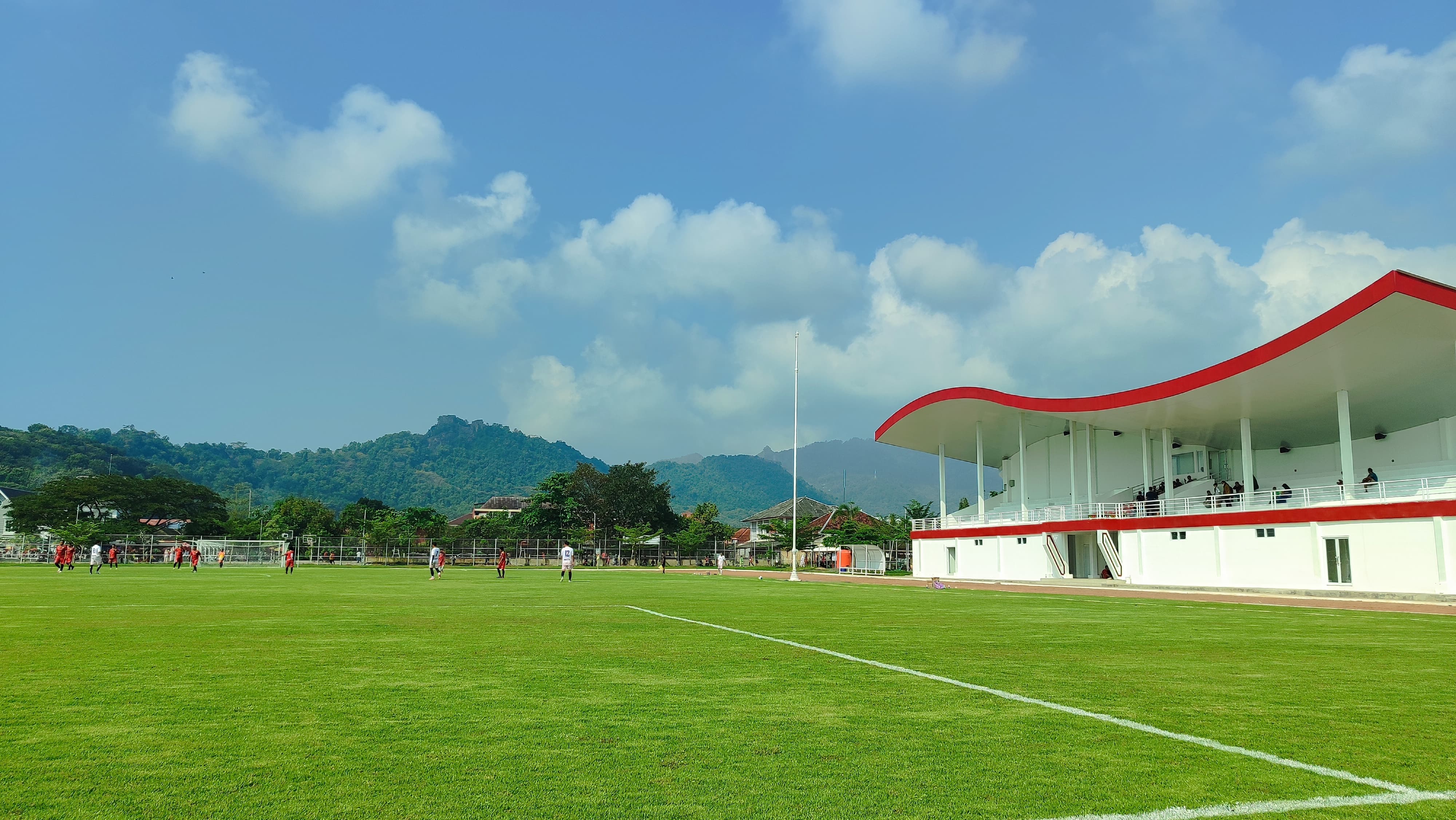 Lapangan sepak bila STC Pringgodani saat digunakan untuk pertandingan eksebisi Sabtu (31/5/2025).