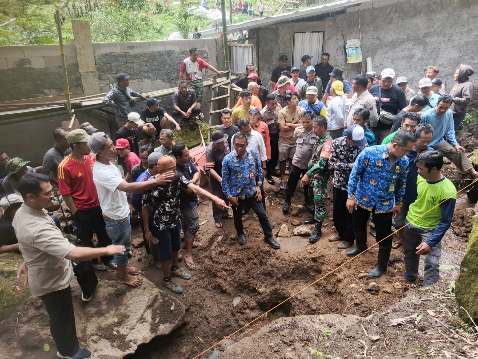 Warga Kemuning geruduk proyek desa yang picu air keruh. (Rudi Hartono/Radar Solo)