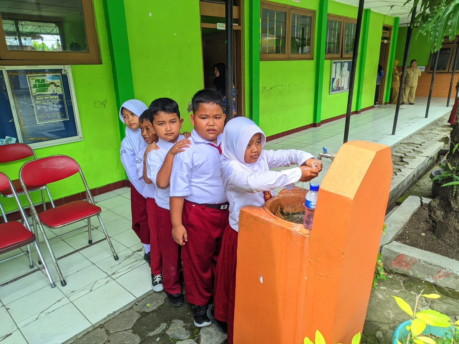 Siswa mencucui tangan di salah satu SD di Kecamatan Baturetno belum lama ini.