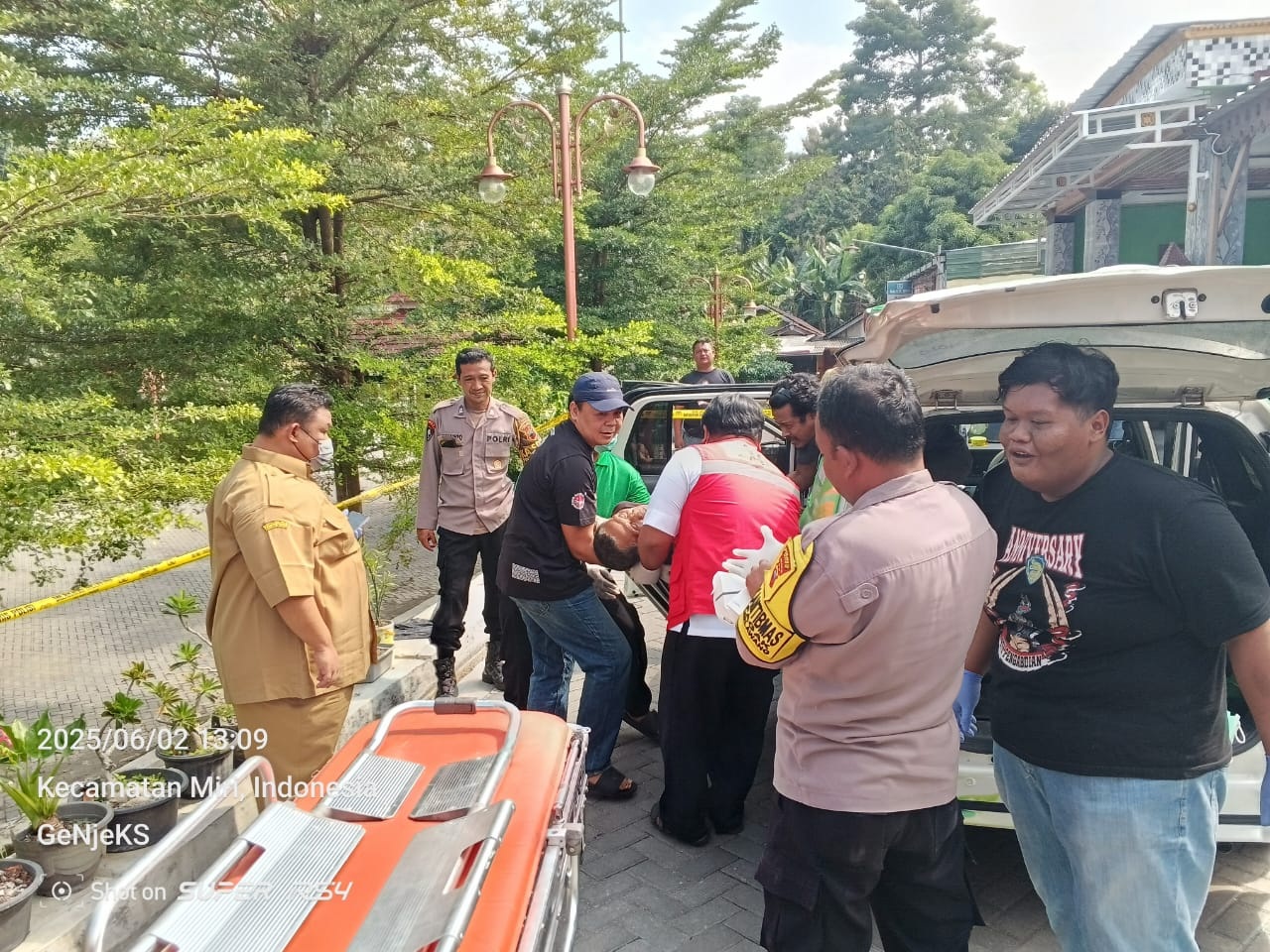 Tim relawan evakuasi jasad Mr.X di Gunung Kemukus, Sumberlawang, Sragen. (Ahmad Khairudin/Radar Solo)