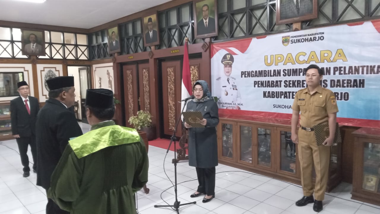 Pelantikan dan pengambilan sumpah jabatan Pj Sekda Sukoharjo di lobi kantor bupati, Senin pagi (2/6).