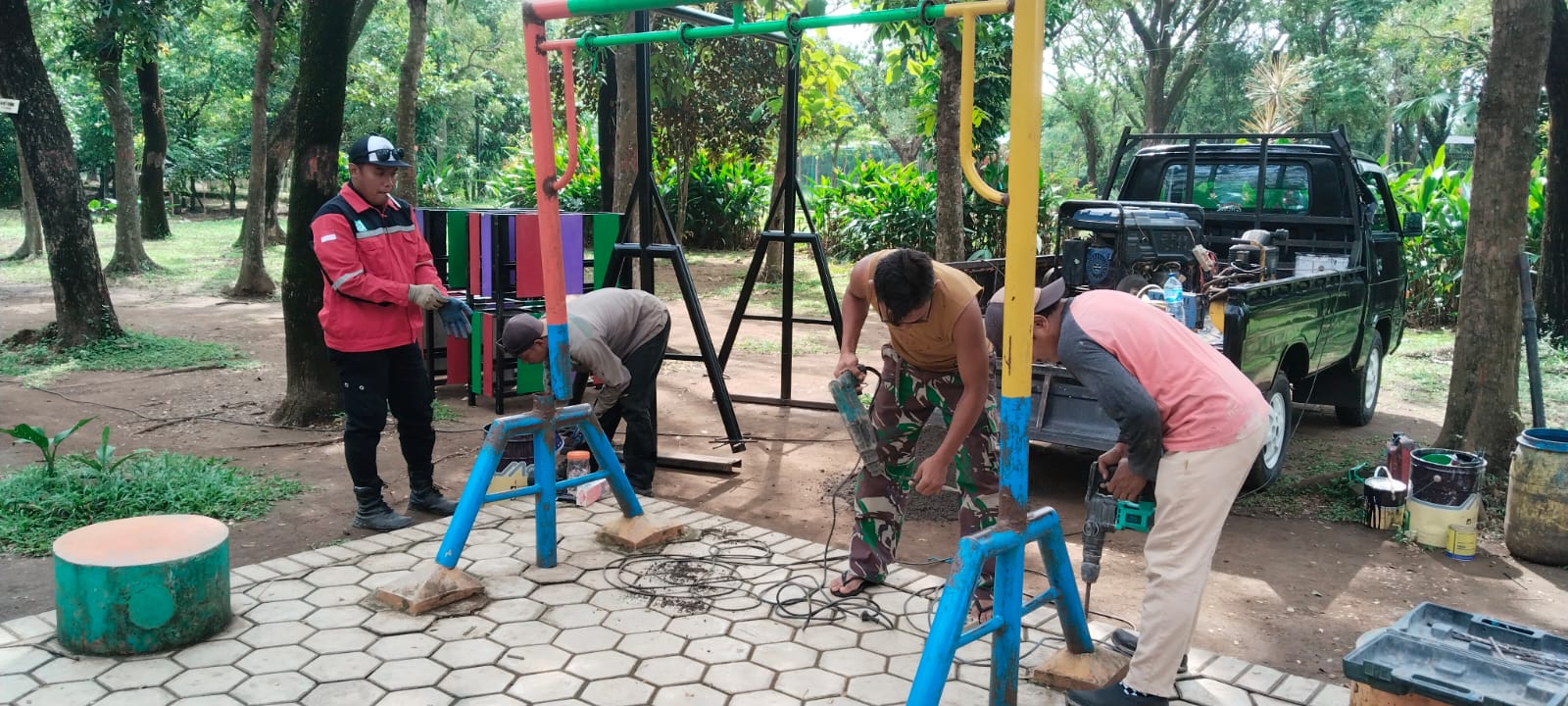 Petugas DLH Sragen memperbaiki wahana bermain di Taman Harmoni Plumbungan, Kecamatan Karangmalang yang sempat rusak. (Ahmad Khairudin/Radar Solo)