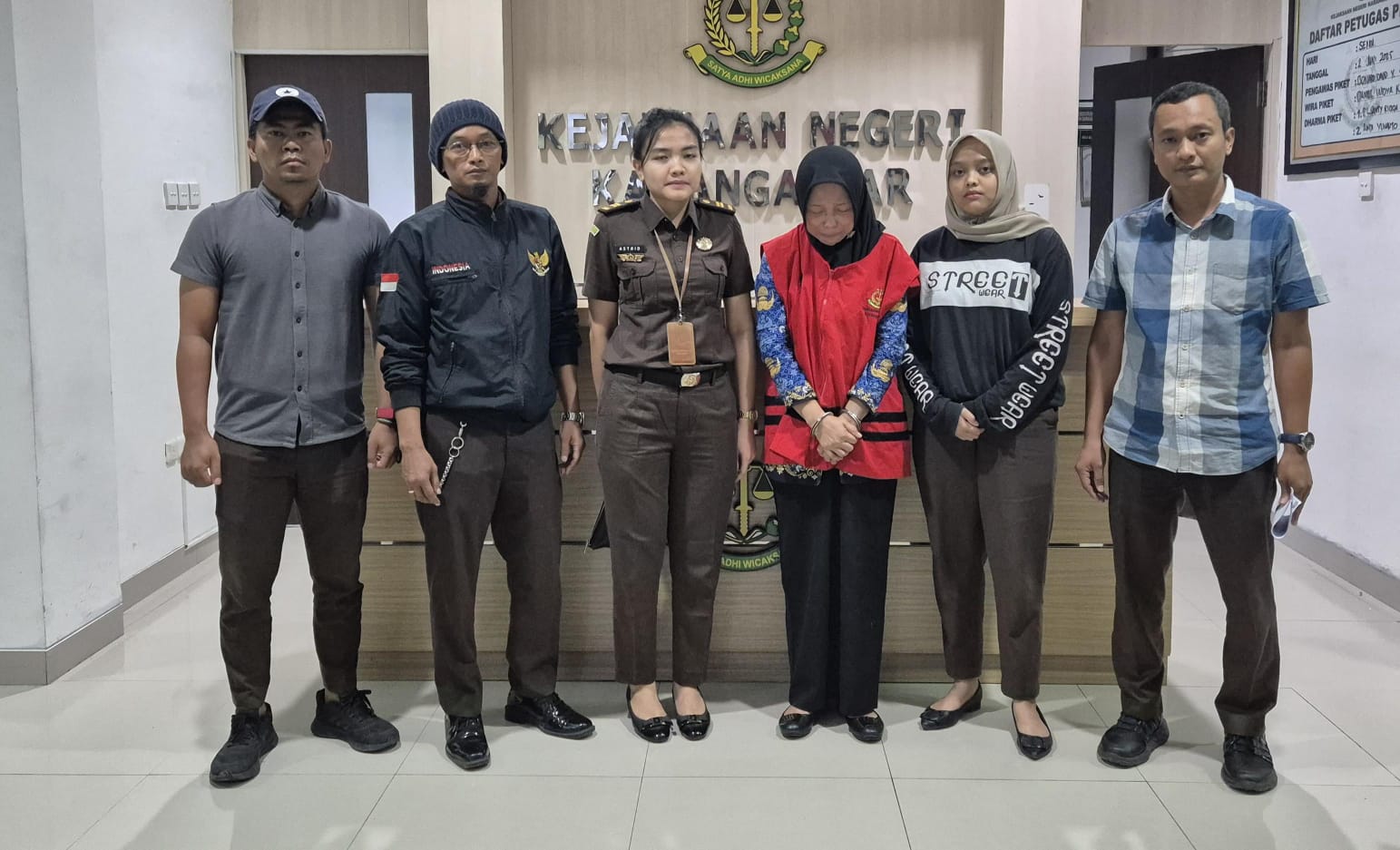 Perempuan berinisial K, pegawai Dinkes Karanganyar ditetapkan tersangka dalam dugaan korupsi pengadaan alat kesehatan oleh Kejari Karanganyar, Senin (2/6/2025). (Rudi Hartono/Radar Solo)