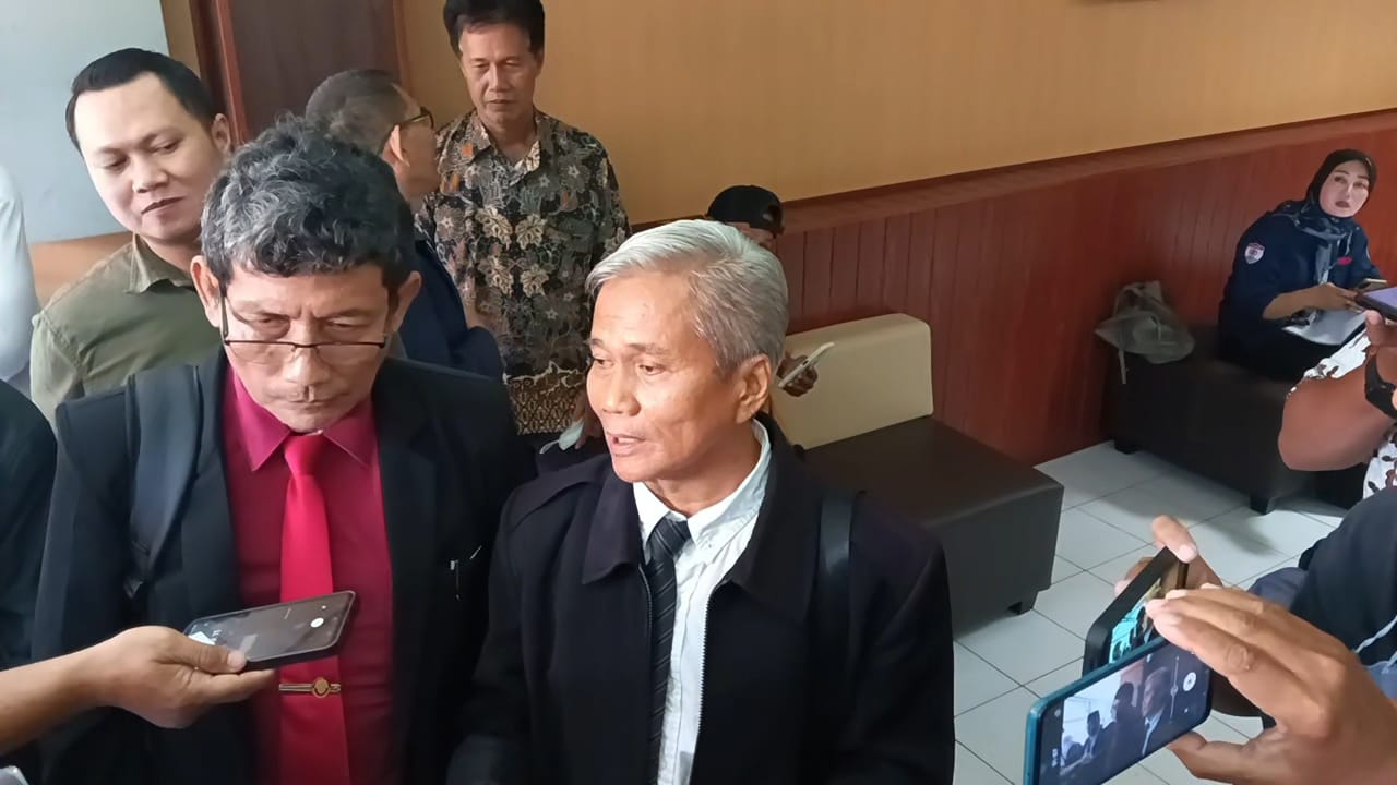 Alumni SMAN 6 Solo di Pengadilan Negeri Solo, hadiri sidang ijazah Jokowi, Senin (2/6). ( A Christian/Radar Solo)
