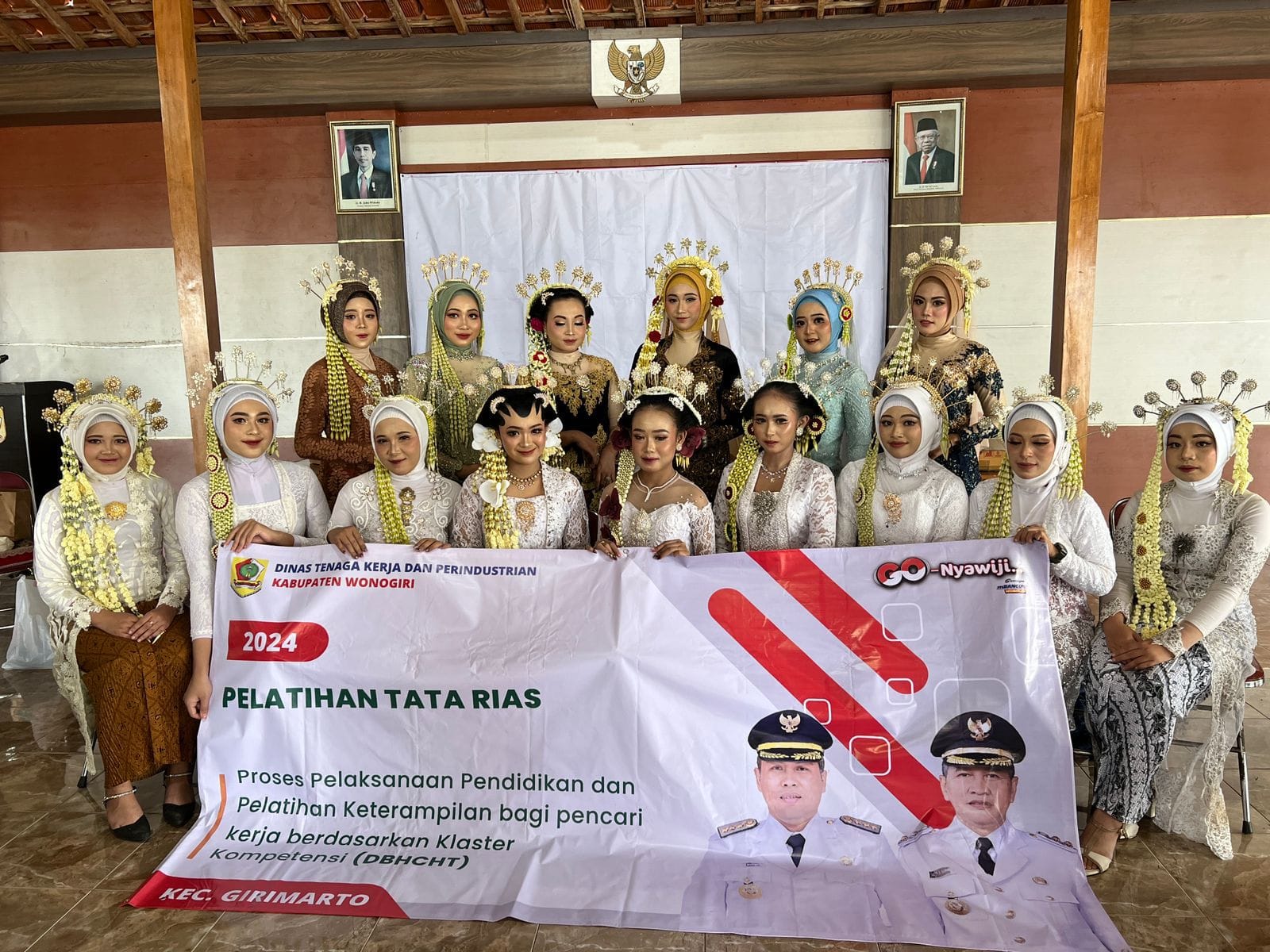 Pelatihan tata rias untuk mengembangkan kemandirian ekonomi masyarakat.
