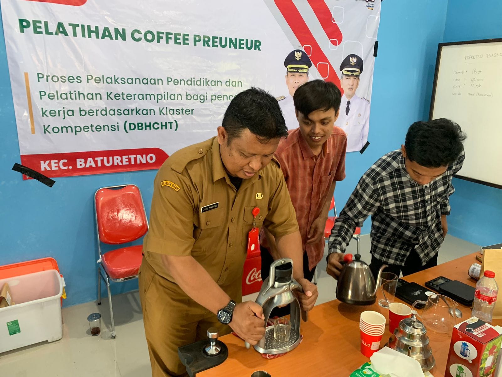Pelatihan coffre preneur untuk menanamkan jiwa wirausaha kepada kawula muda.
