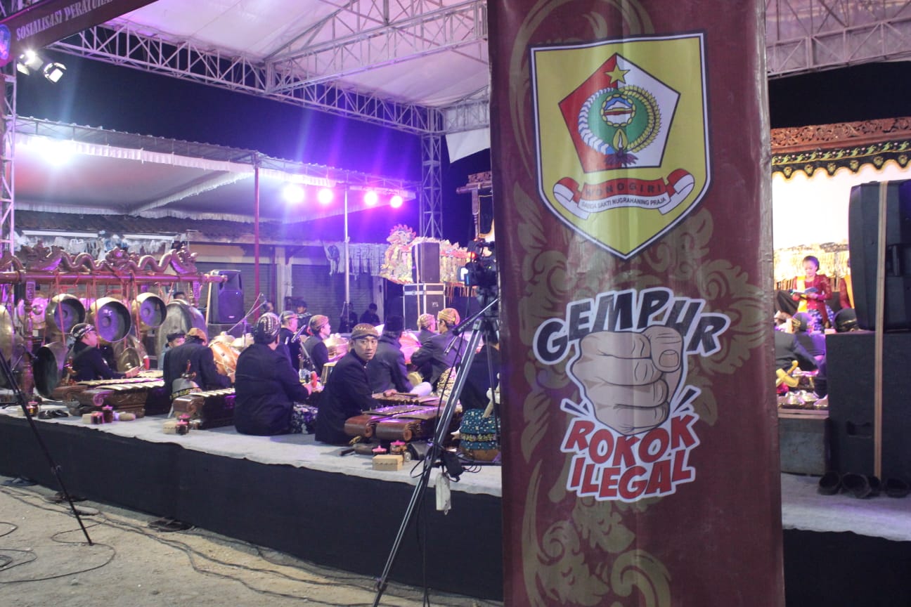 Sosialisasi tentang rokok ilegal lewat kesenian.
