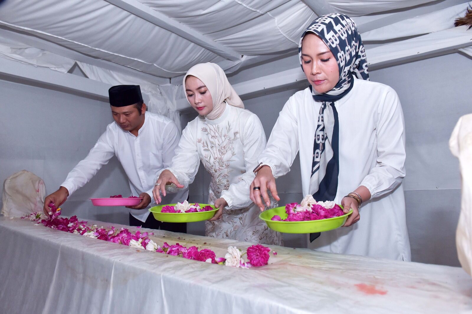 Bupati Boyolali Agus Irawan (kiri) dan Wabup Dwi Fajar Nirwana (paling kanan) ziarah ke Makam Ki Ageng Pandanaran, Senin (2/6/2025).
