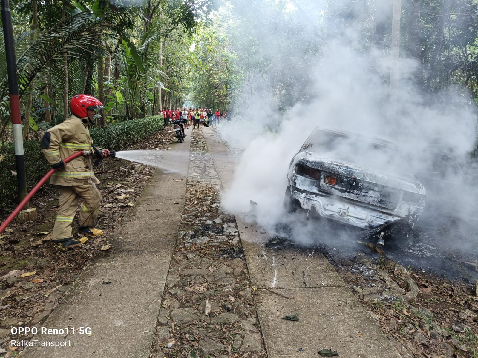 Damkar Wonogiri jinakkan api yang hanguskan mobil di Kecamatan Ngadirojo, Wonogiri, Senin (2/5/2025).