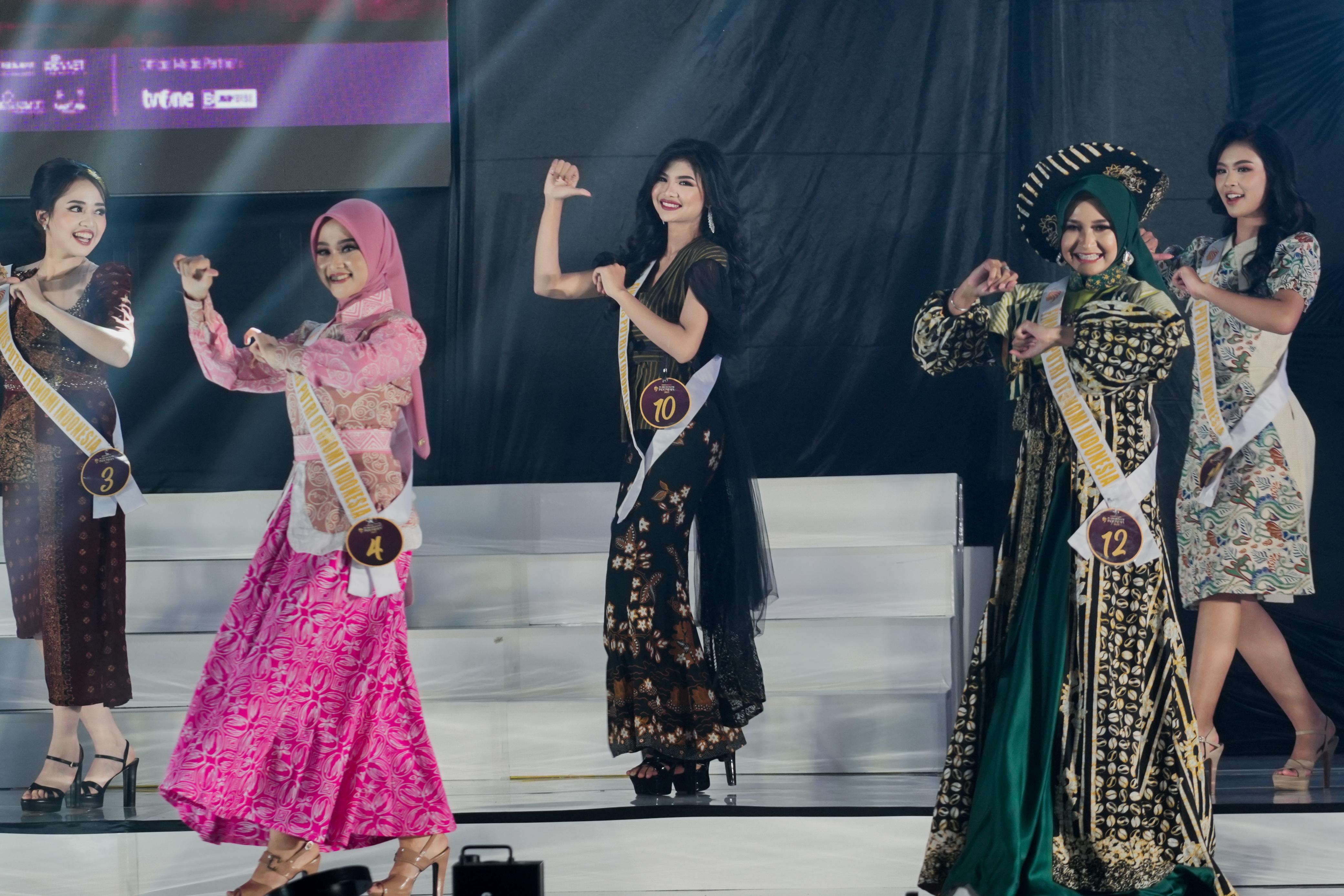 Wari Kusuma Dewi (Nomor 10) saat tampil pada malam Grand Final Pemilihan Putri Otonomi Indonesia Tahun 2025 di Minahasa Utara, Sulawesi Utara. (Dokumentasi Prokopim Setda Klaten)