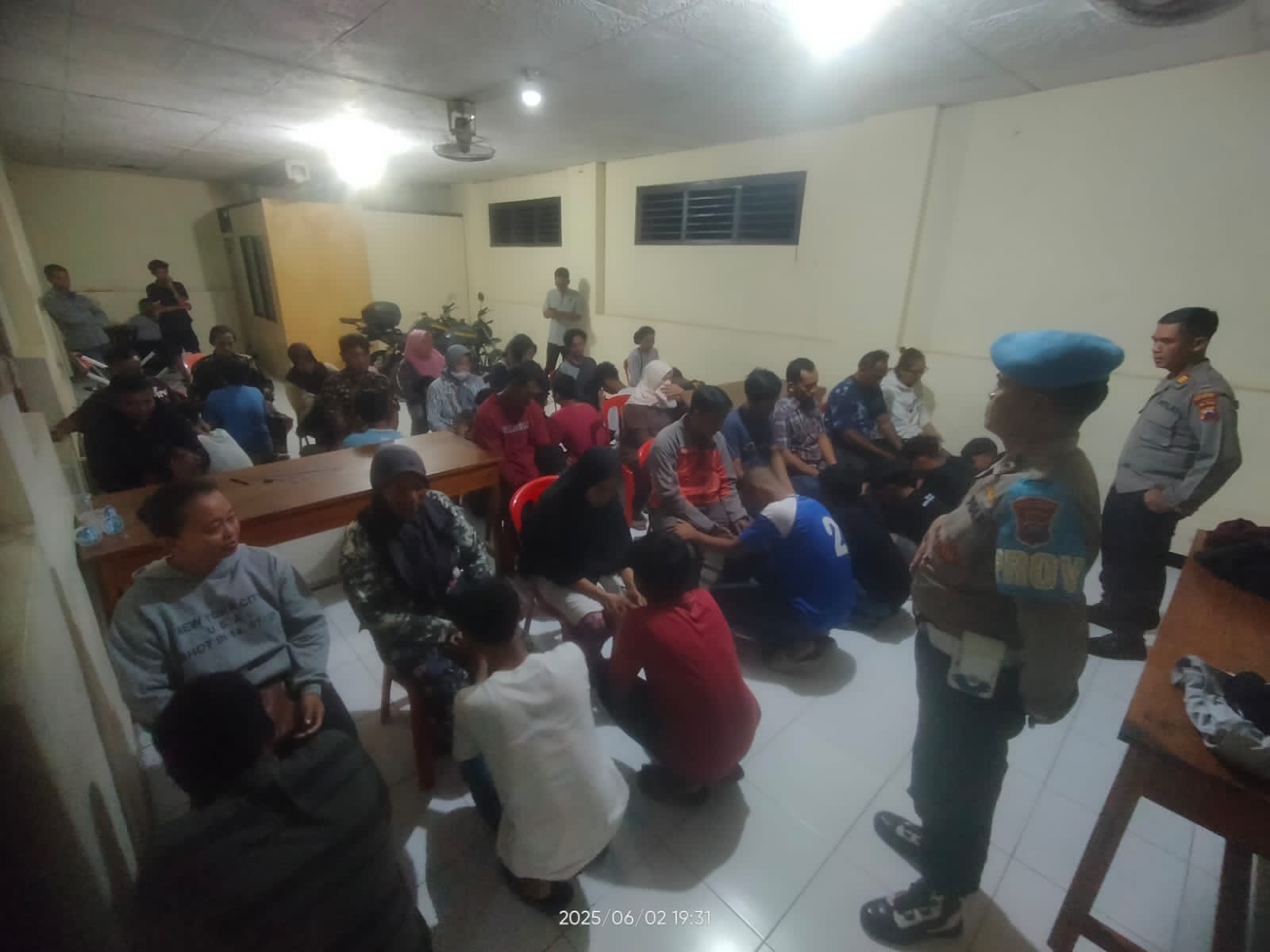 Jajaran Polsek Delanggu saat melakukan pembinaan terhadap pelajar yang kedapatan berkendara menggunakan knalpot brong. (Angga Purenda/Radar Solo)