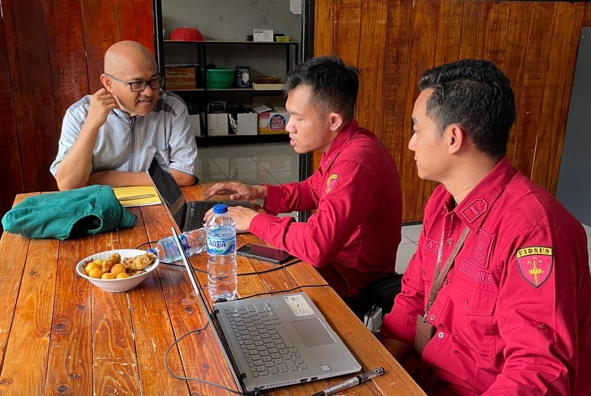 Mantan Direktur Utama PT MAM Energindo berinisial AA (kiri) ditetapkan sebagai tersangka dugaan korupsi pembangunan Masjid Agung Madaniyah Karanganyar, Selasa (3/6/2025). (Rudi Hartono/Radar Solo)