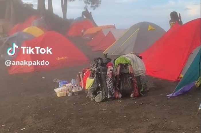 Tangkapan layar area camping Sabana 1 Gunung Merbabu yang disebut dikapling oleh pendaki open trip Tiga Dewa.
