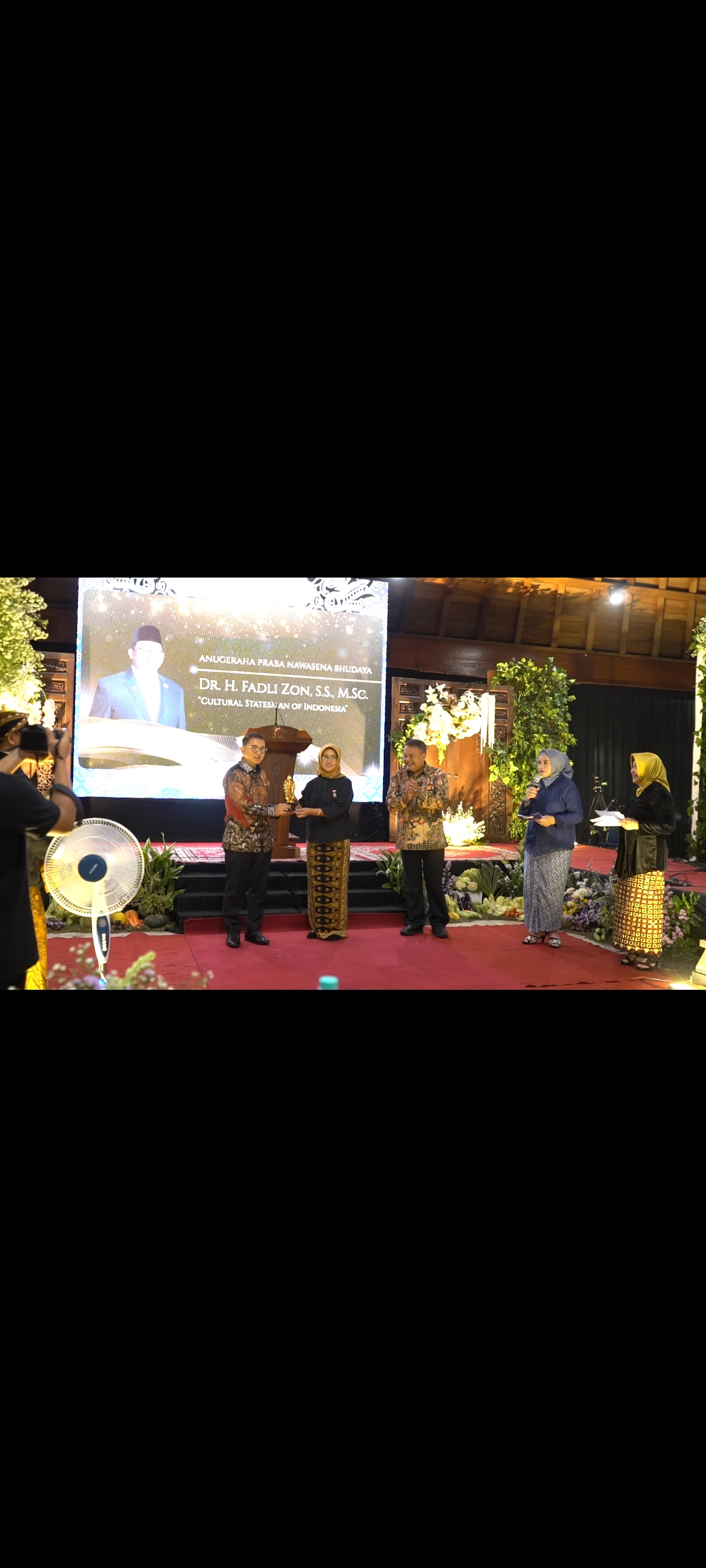 Menteri Kebudayaan Fadli Zon terima Anugerah&nbsp;Praba Nawasena Bhudaya dari PUI&nbsp;Javanologi Universitas Sebelas Maret (UNS) Solo, Selasa malam (3/6).